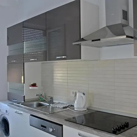 The Bridge - Studio With Balcony And City View Apartment